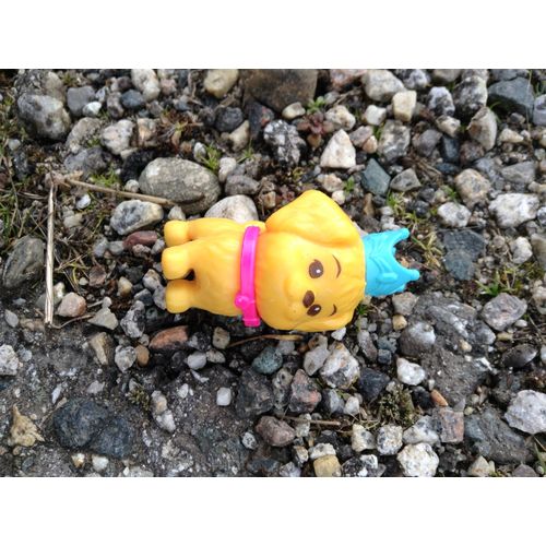 FIGURINE CHIEN JAUNE AVEC COURONNE