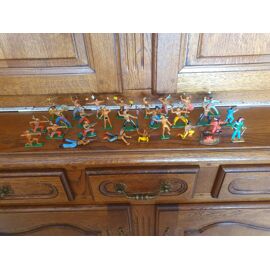 Lot De 122 Figurines Plastique Cowboys Et Indiens + Accessoires - Années 60 - Occasion