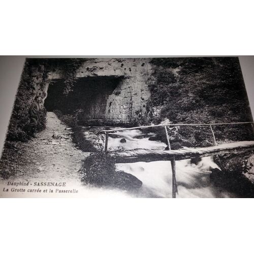 Carte Postale: Sassenage, La Grotte Carrée Et La Passerelle