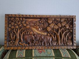 Sculpture représentant des éléphants En Bois Exotique. 50.5 cm.