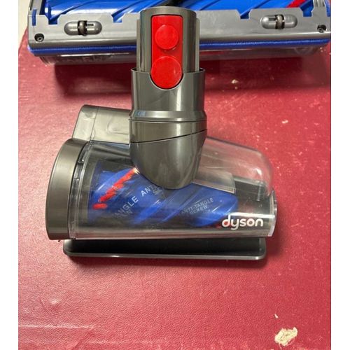 Aspirateur Dyson V12 Detect Slim Absolute vendu avec six accessoires.