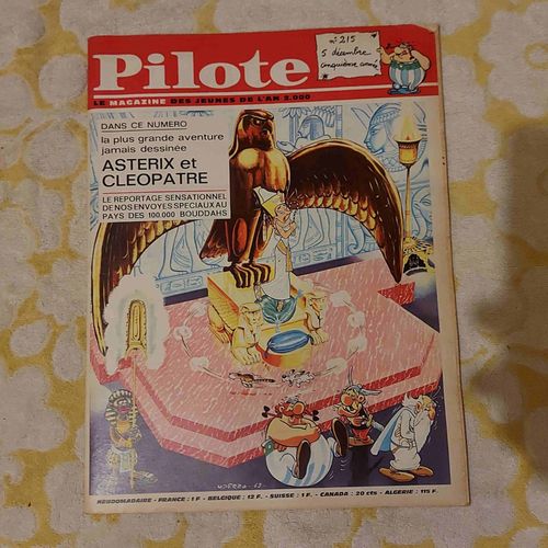 Pilote N°215 - 5eme Année - 5 Décembre 1963 - Hebdomadaire - Magazine Des Jeunes De L'an 2000 - Astérix Et Cléopatre - Plan Poster Central Pilotorama : Hotel Du Chevalier Louis