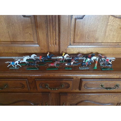 Lot 23 Figurines Anciennes Collection Starlux Original Western Dont 18 Chevaux Far West, 3 Cowboys, 1 Indiens Et 1 Accessoire Cactus (Trappeurs Sioux Cheyennes Iroquois Apaches Incas Mexicains)