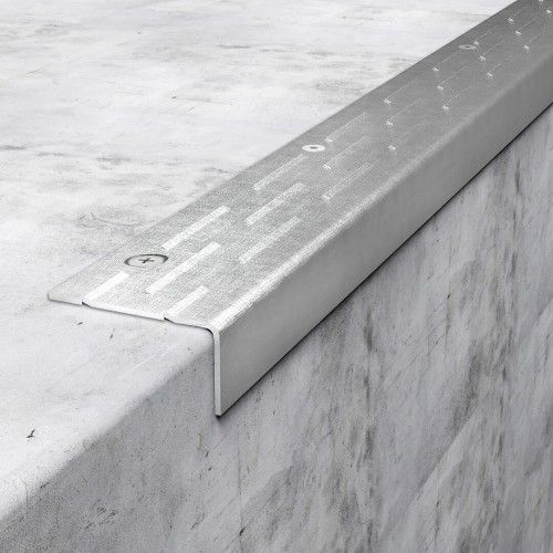 Nez de marche strié à ailettes B8 en inox 50x25 mm x2,45 m à visser DINAC
