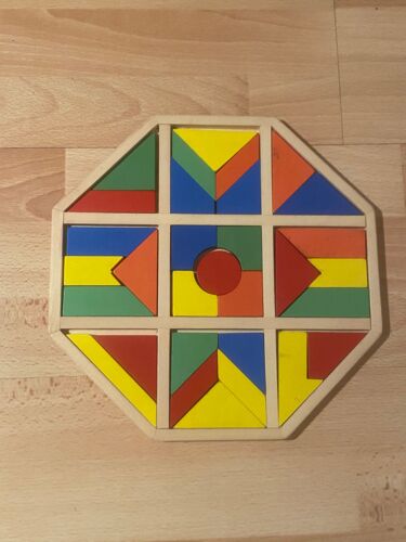 Casse Tête En Bois Coloré.