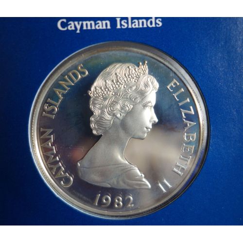 1982 Cayman Islands Five Dollars - Queen Elizabeth Ii - Argent Silver Coin