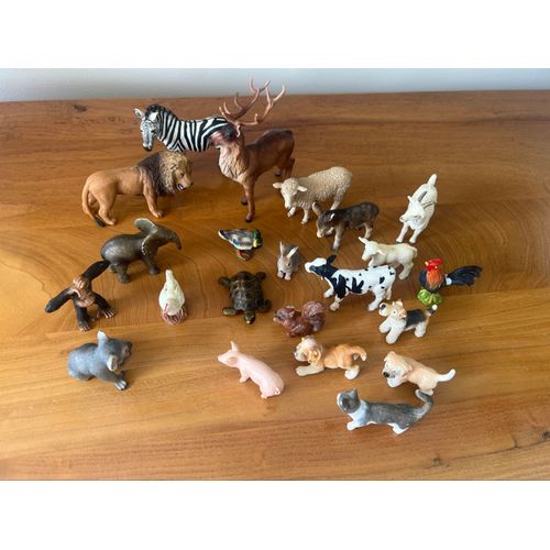 Lot de 22 figurines animaux de marques schleich ou papo : animaux de la ferme (14) et animaux sauvages (8). Cf. Photos