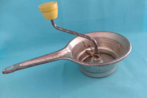 Ancien Moulin À Légumes En Métal Petit Modèle /Ya6