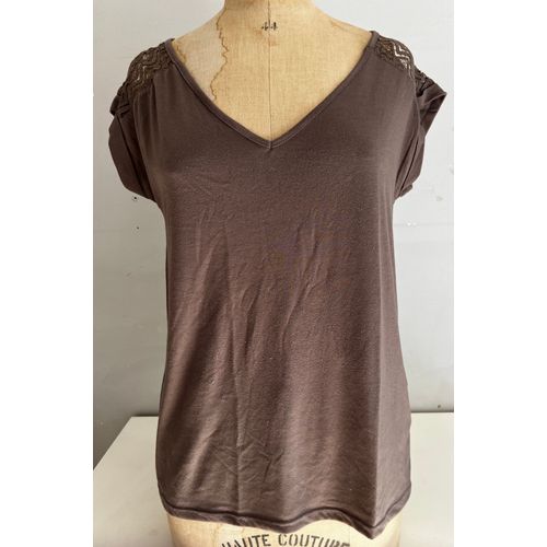 Tee-Shirt Femme Lh Taille : M Marque : La Halle Couleur : Marron, Dentelle Au Dos Largeur : 46 Cm, Hauteur 61 Cm, Très Bon État Général,  Matière : 35% Viscose, 65% Polyester,