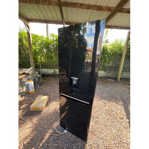 Frigo de la marque Beko , Distributeur d'eau , espace congélateur dans le bas. Juste une fissure sur un des bacs du congélateur (comme montré en photo) mais rien de grave.