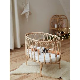 Lit poupon en rotin beige