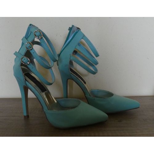 Escarpins Bleu Ciel À Lanières Et Fermeture Éclair. Sergio Todzi. Pointure 36. Talons 9 Cm.