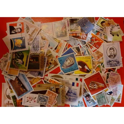 Lot De 200 Timbres Du Monde Entier, Sans Aucun Doublon, Toutes Époques Et Tous Formats.
