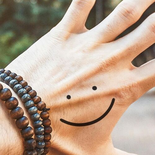 Faux Tatouage Smiley-®|Tatouage Ephemere Femme Et Homme-Cosmétique Certifié Ue,Encre Vegan & Waterproof-Dure 1 À 2 Semaines [ Tattoo Icône Smiley Classique ] 