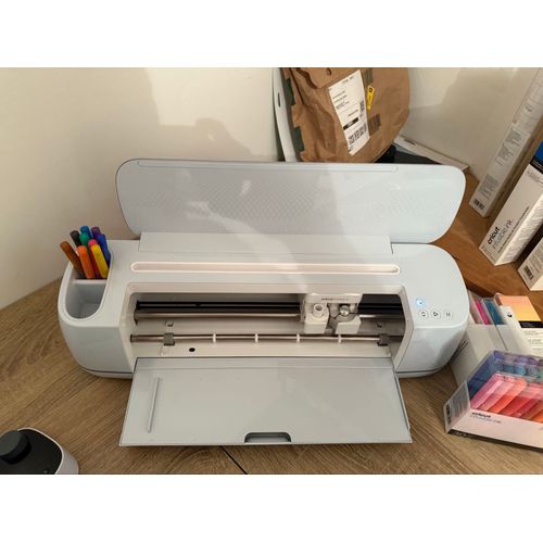 Bonjours, Je Mets En Vente Ma Critcut Maker 3 Et Ma Presse A Chaleur De La Marque Critcut. Tout Deux On A Peine Servi Car Je N’En Ai Plus L’Utilité, Les Machines On A Peine Un An Vendu Avec Touts.
