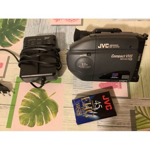 Caméscope JVC GR-AX44S avec recharge de batteries et K7 mais sans batterie.