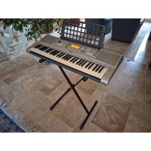 Piano Yamaha Psr- E313 Avec Son Pied Et Sa Housse De Transport.