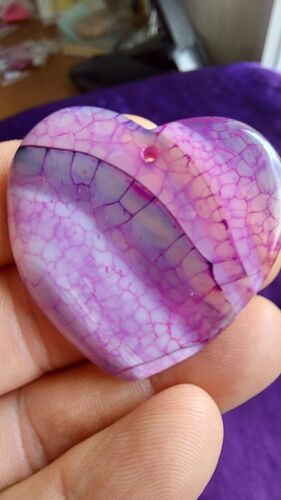 Pendentif Coeur Violet En Agate. Avec Veines De Dragon. 4.6 Cm. Superbes Couleurs Qui Preinent Des Teintes Différentes Devant La Lumière. Parfaite Idée Cadeau. Lot 714