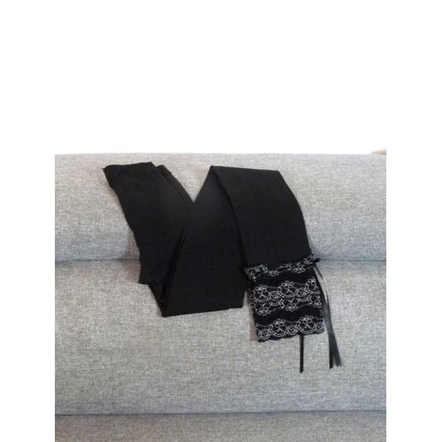 Legging/ Pantalon Noir Avec Sa Dentelle Noir Et Blanc Et Son Noeud- Taille S