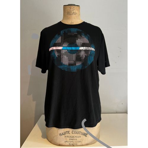 Teeshirt Homme Nike  Taille : L Marque : Nike Running Couleur : Noir, Blanc, Bleu, Largeur : 55 Cm, Hauteur 65 Cm, Très Bon État Général,  Matière : 100% Polyester, Dri-Fit