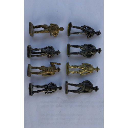 8 personnages kinder différents - cowboy métal - bob dalton - kit carson - Pat Garet - Samuel bass - bob Cassidy - Masterson - doc holliday - Wyatt earp