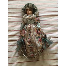 Jolie poupée de collection, en porcelaine, habillée d'une jolie robe à fleurs et de dentelle