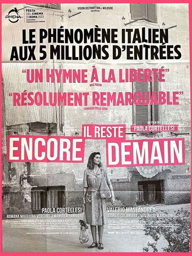Il Reste Encore Demain (C'È Ancora Domani) - Véritable Affiche De Cinéma Pliée - Format 120x160 Cm - De Paola Cortellesi Avec Paola Cortellesi, Valerio Mastandrea, Romana Maggiora Vergano - 2025