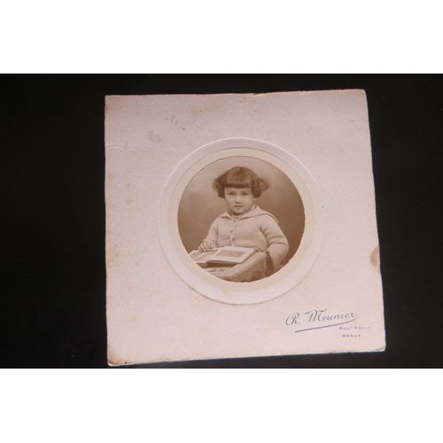 Ancienne Photographie Studio Portrait Petite Fille