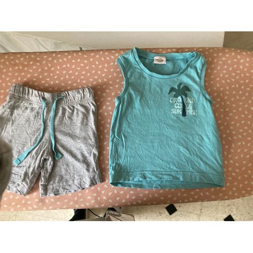 Short Gris Et T-Shirt Bleu 
