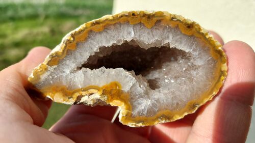 Géode D'agate Du Brésil Avec Magnifique Cavité De Cristal 7.6 Cm De Long 6.3 Cm De Profondeur 166 Grammes Partie Gauche D'une Pierre Coupée En Deux Lot 3245