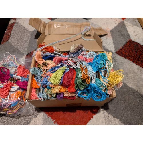 Boîte avec fils ? 100 fil de différentes couleurs