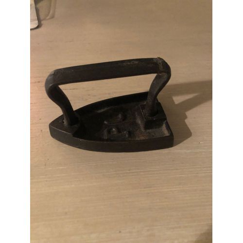 Petit fer à repasser ancien "PG" - noir