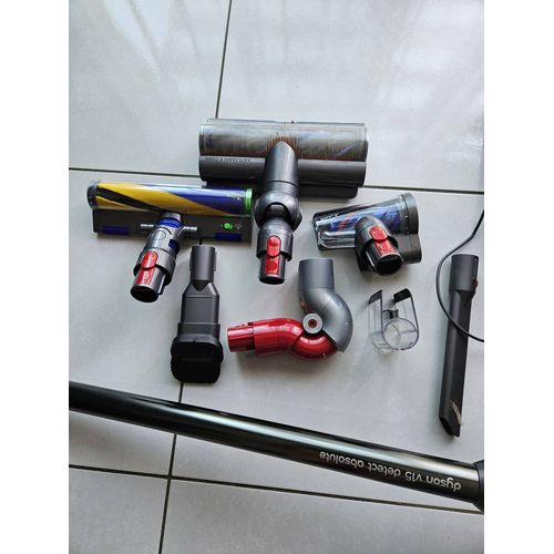 Aspirateur Dyson V15 Detect en très bon état. Très contente de et aspirateur. Mise en vente suite à achat du dyson submarine. Livré avec tous ses accessoires rangés en carton