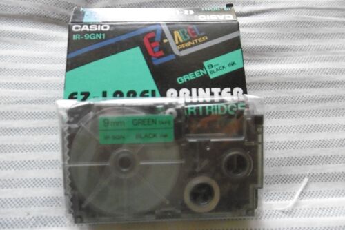 Casio XR-9GN1 - Auto-adhésif - noir sur vert - Rouleau (0,9 cm x 8 m) 1 cassette(s) bande d'étiquettes - pour Disc Title Printer CW-L300; KL 170, 60, 60SR, 780, 8100