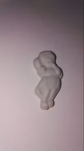 Ancienne Fève Plate En Biscuit = Un Ange Coloris Blanc