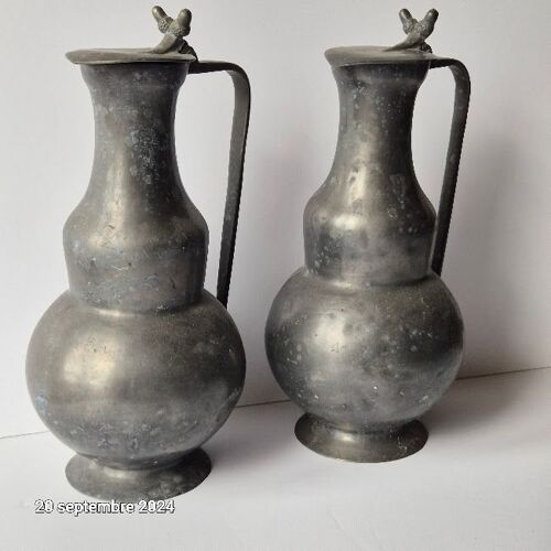 Lot De 2 Grandes Aiguières Anciennes En Étain, Pichets, Carafes Avec Poinçons Fleurs De Lys  Alimentaire Et Écolo