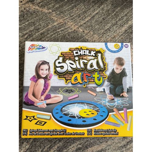 Jeu De Dessin En Spirale Avec Craies De Trottoir 