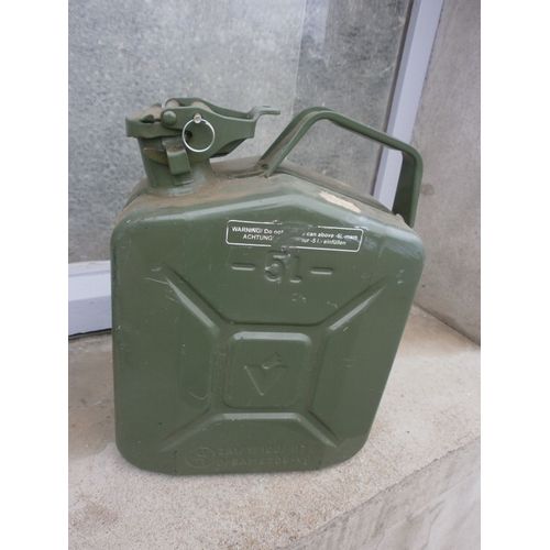 Jerrycan 5l métal bon état, joint ok