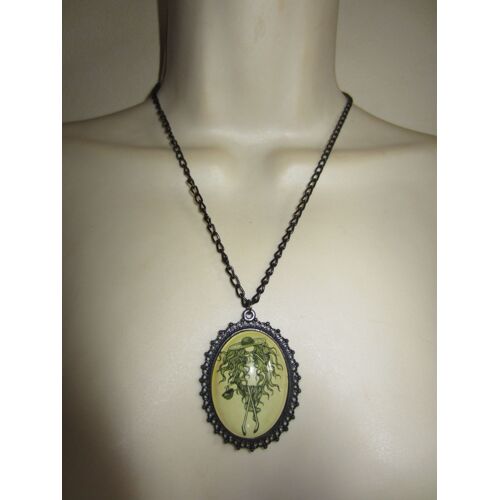 Collier Noir Avec Cabochon Vert