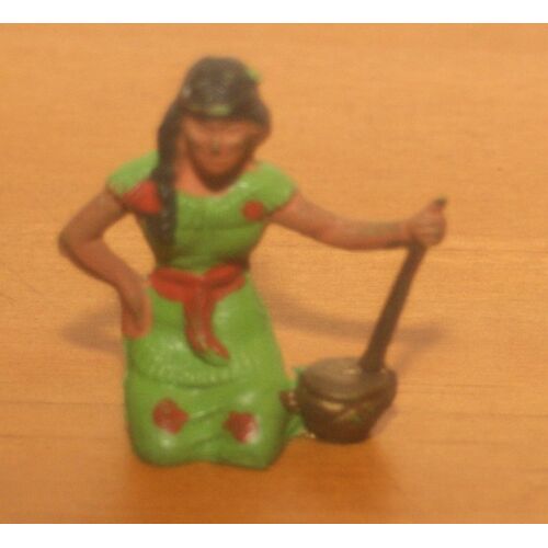 Figurine Starlux Far West Squaw Indienne En Robe Verte A Genoux Preparant Le Repas / Série Indien