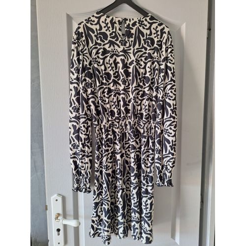 Robe Taille M Crème Imprimés Noirs Marque Inside Neuve