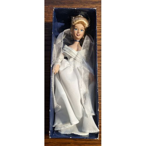 Poupée En Porcelaine Cendrillon En Robe De Mariée / Disney - Editions Atlas