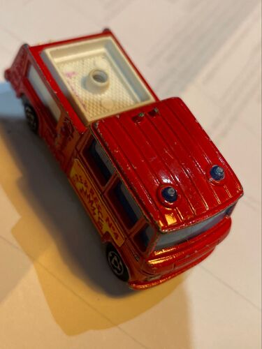 Majorette camion Mercedes pompiers 