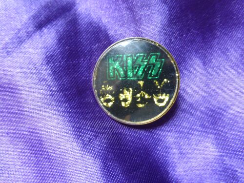Kiss. Badge Rond 4 Têtes Années 70 Sur Fond Noir. Têtes Argentées Brillantes Et Logo Vert Brillant. 2.6 Cm. Badge Des Années 80 En Métal. Lot 61