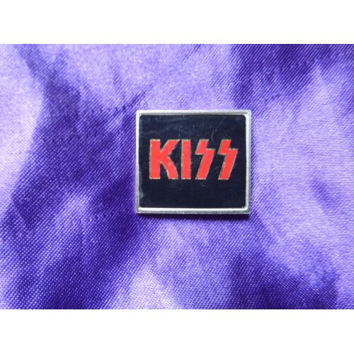 Kiss. Badge En Métal, Rectangle Avec Le Logo Rouge Avec Contour Doré, Fond Noir. 2.7 X 2.5 Cm. Badge Acheté Dans Les Années 80 Et En Parfait État. Lot 24