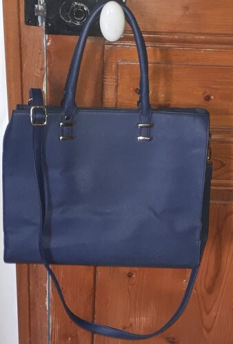 Sac à main bleu marine grande ampleur-2 poignées-bandoulière amovible- 1 compartiment avec 2 poches-doublé tissu fleuri 100%polyester-extérieur 100%polyuréthane-fermeture zippée-2 pressions d'aisance