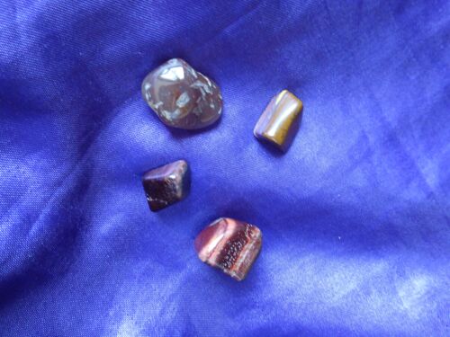 Oeil De Tigre. 4 Pierres Roulées Dont La Plus Grande Fait 2.5 Cm De Long. Magnifiques Couleurs, Pierres Très Douces Au Toucher Et Aux Vertues Thérapeutiques. Lot 1869