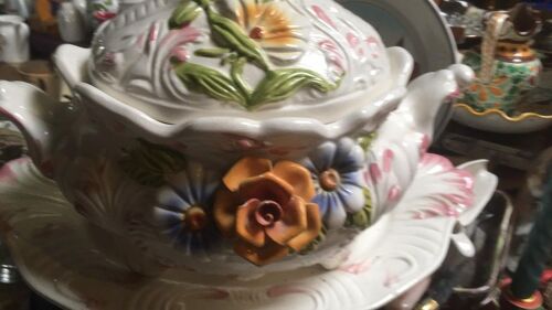 jolie soupière ancienne avec son plat