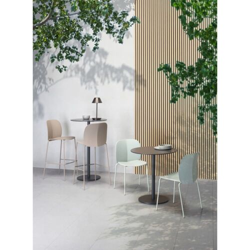 Chaise design en plastique taupe