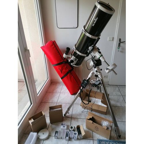 Lot Telescope comprenant tube optique, monture, objectifs, house et autres